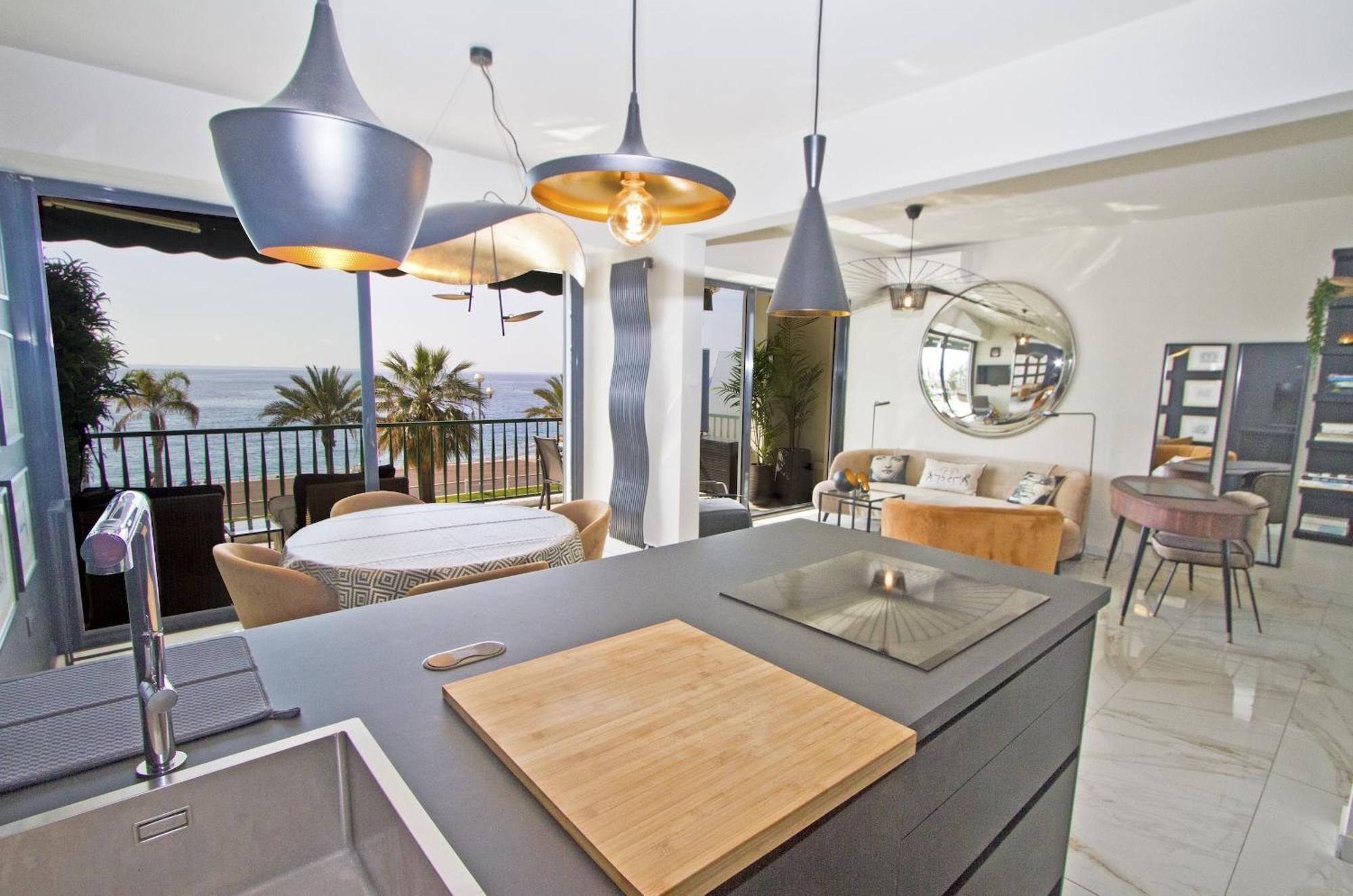 Luxury Flat Beachfront Apartment *